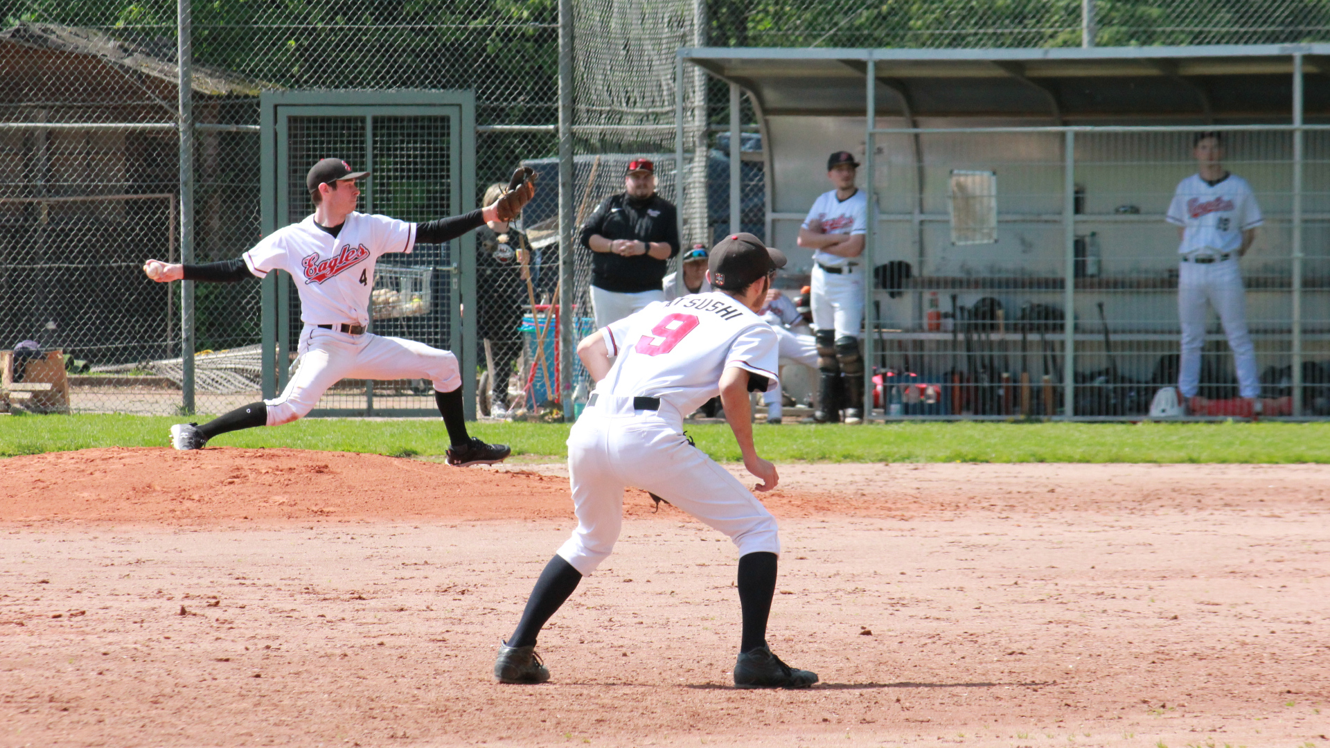 Unser Starting Pitcher Louis Romeyer beim Pitching; im Vordergrund lauert Infielder Atsushi Sugawara.
