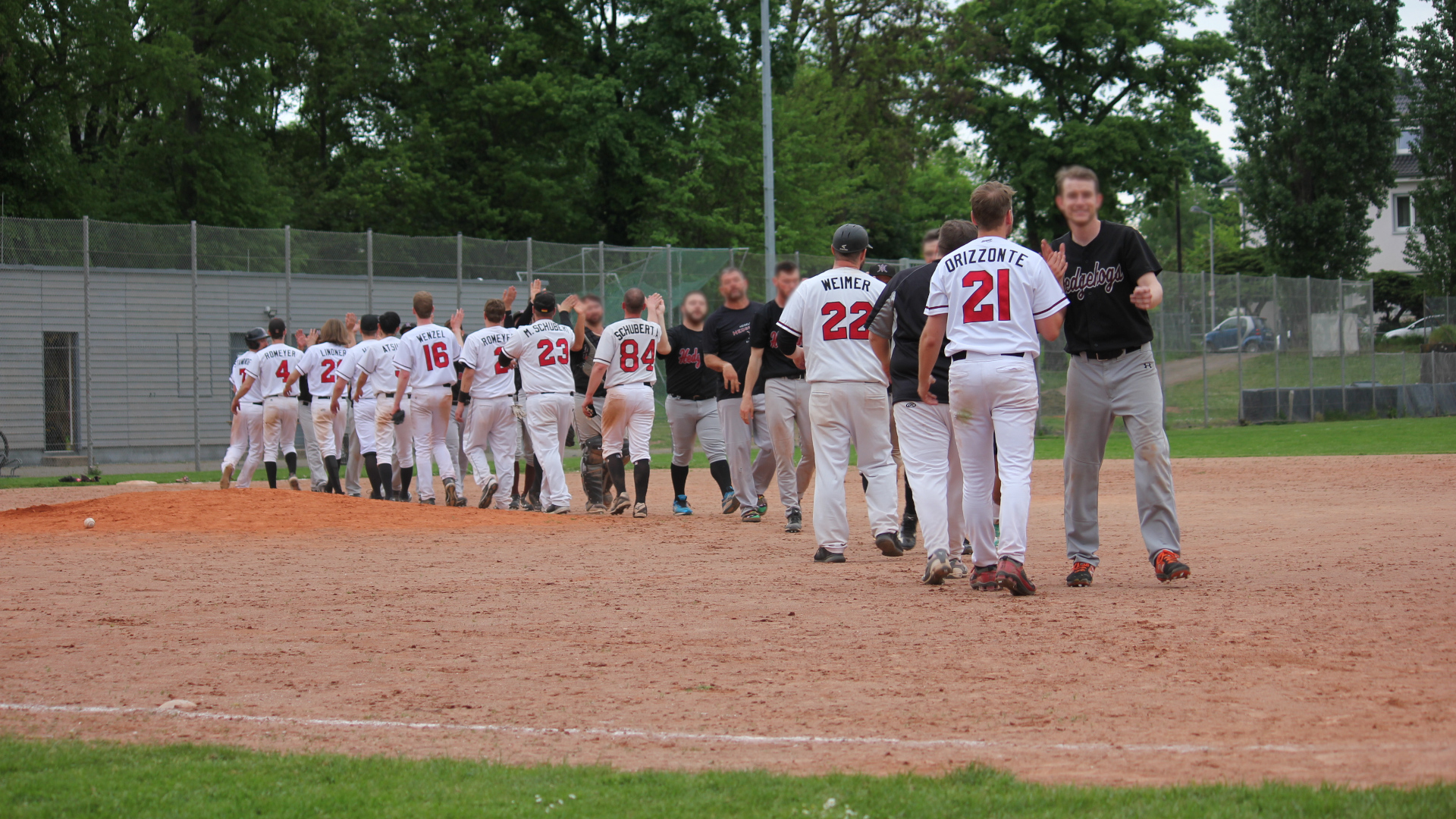 Faires Abklatschen der Mannschaften nach dem Spieltag